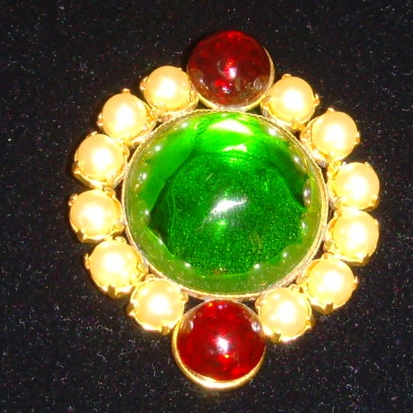 Vintage Green Lucite and Faux Pearl Brooch - Picture 5 of 12